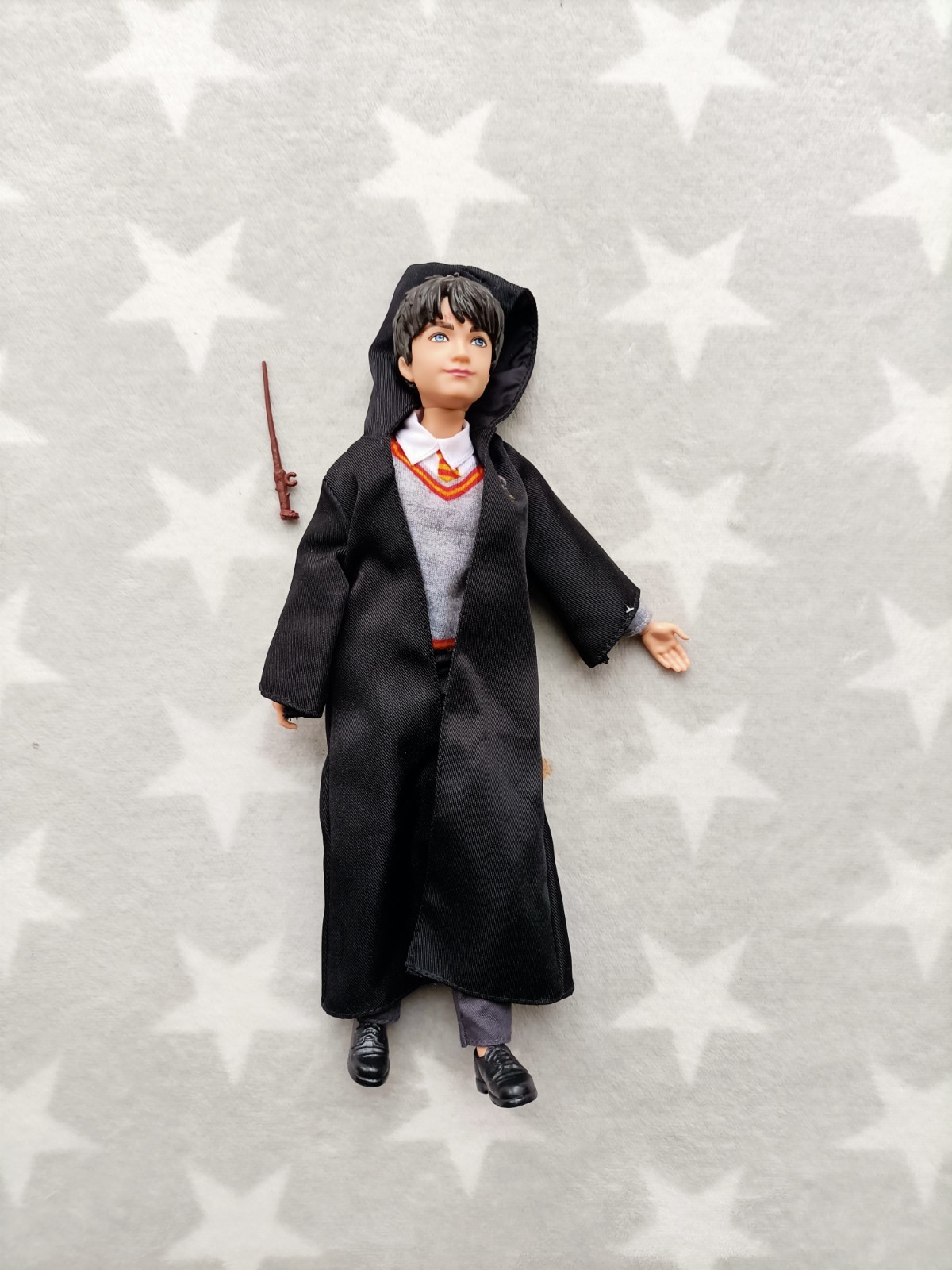 Muñeca Harry Potter Mundo Mágico con Varita, Capa, Cicatriz
