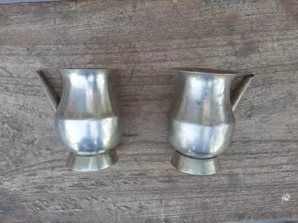 Antiguo par de olla de agua con caño de adoración hindú sagrada primitiva de latón antiguo Foto 4 de 4