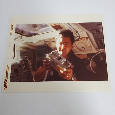 NASA 1984 Space Shuttle Discovery Marc Garneau 8x10 PRESS PHOTO #S17-09-04