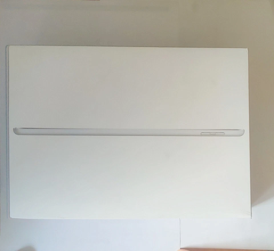 iPad 6 Wi‑Fi - 32 GB - plata/silver + Teclado Logitech Slim Folio negro - Imagen 4 de 4