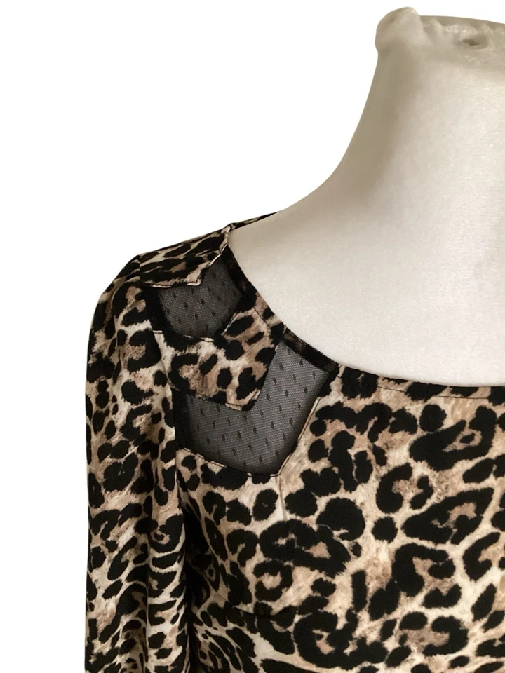 Blusa Xhilaration XS estampado de leopardo con detalles negros transparentes Foto 2 de 4