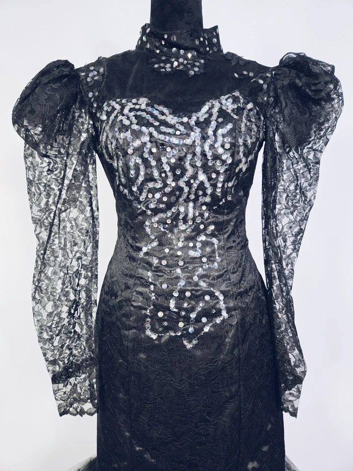 Vintage Long Sleeve Lace Mermaid Gown With Tulle Bottom - Image 4 of 4