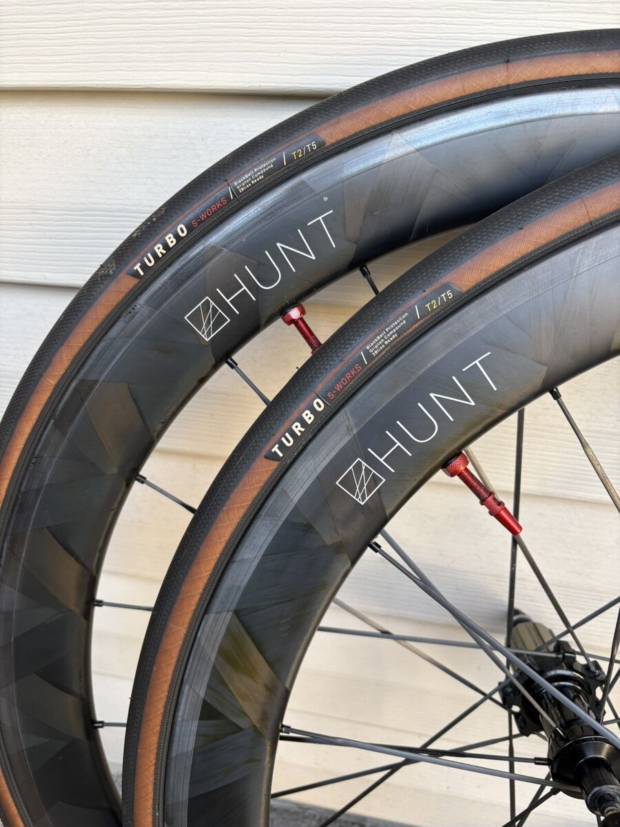 HUNT Aero Carbon Tubeless Wheelset w/S-Works 28mm tires HUNT Aero Carbon Tubeless Wheelset w/S-Works 28mm tires