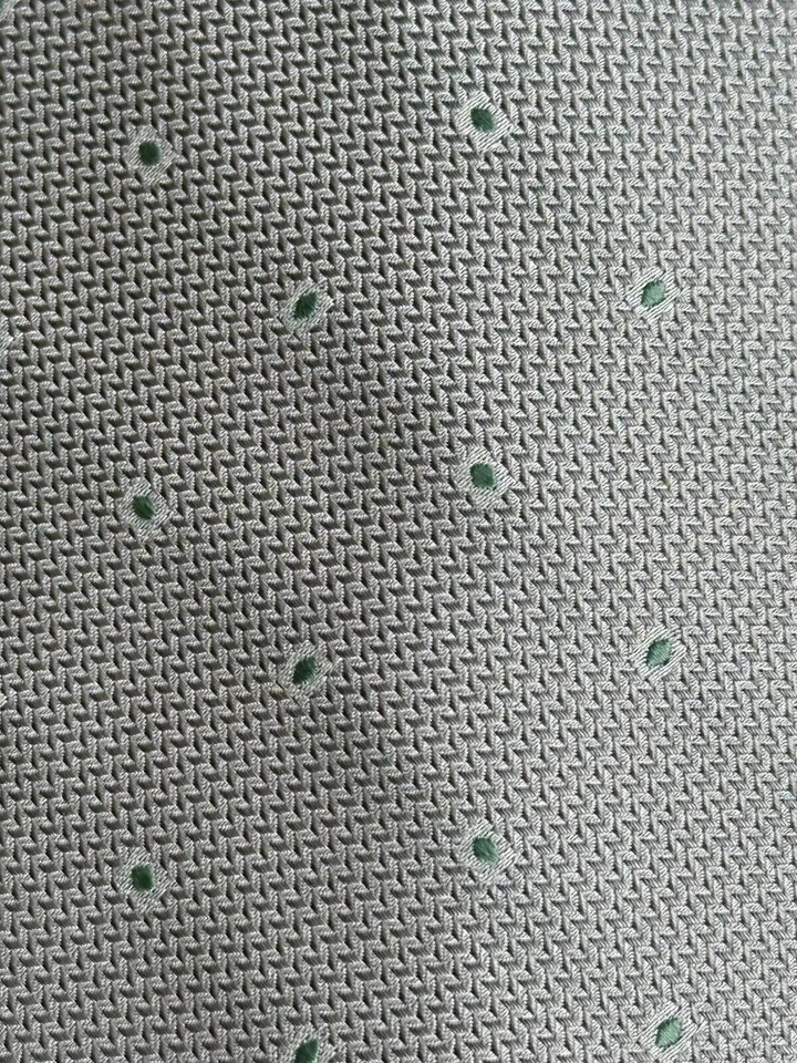Corbata Calvin Klein de puntos plateados y verdes nueva con etiquetas (precio de venta sugerido por el fabricante 69,50 USD) Foto 4 de 4