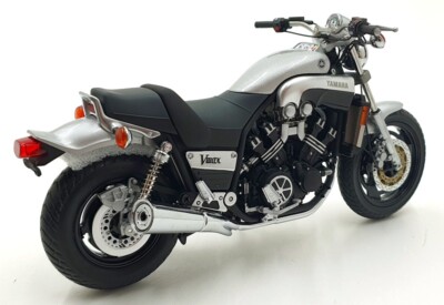 Minichamps 1/12 Scale 122 163702 - Yamaha Vmax 1993 - Silver