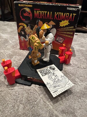 🔥 MORTAL KOMBAT 1994 Tiger Electronics Rock Em Sock Em Robot Goro