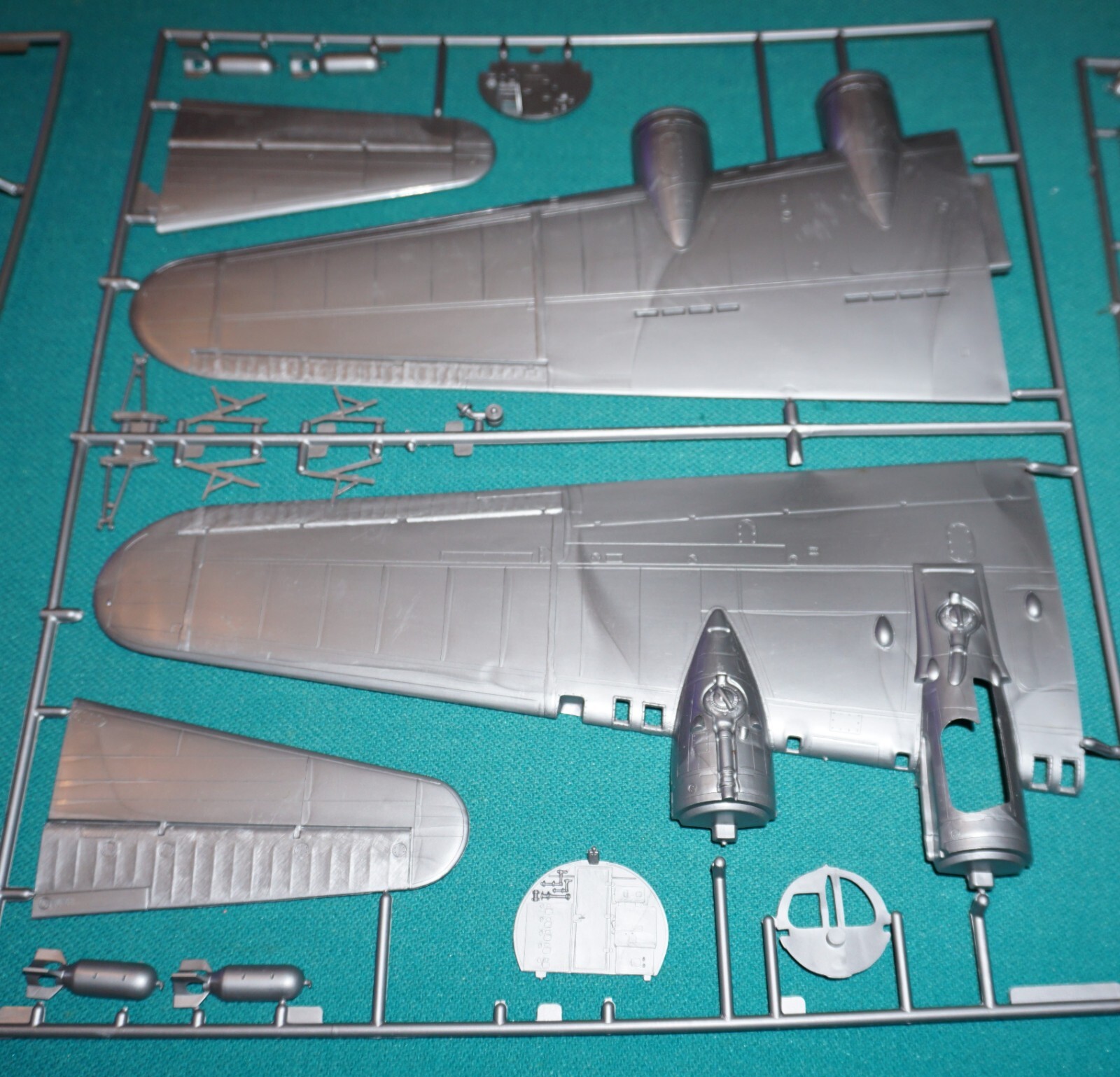 B17G Flying Fortress Revell 1/48 Port Wing Bulkheads Etc.. eBay