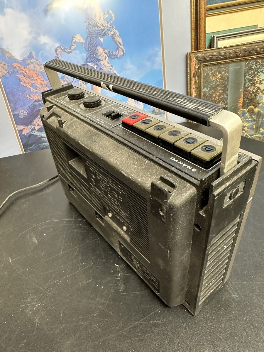 VINTAGE SANYO 2 BAND RADIO CASSETTE RECORDER M2562 PARTS VINTAGE SANYO 2 BAND RADIO CASSETTE RECORDER M2562 PARTS