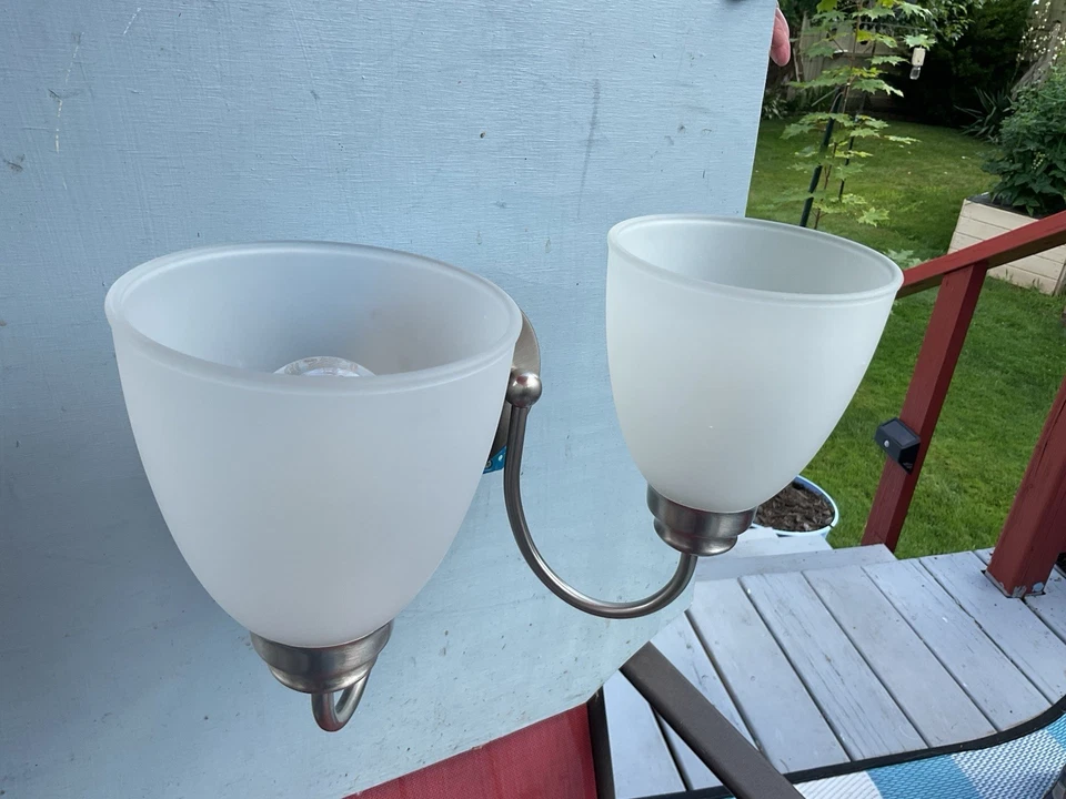 Luz de tocador de 2 luces Hampton Bay Hamilton vidrio esmerilado de níquel cepillado Foto 4 de 4