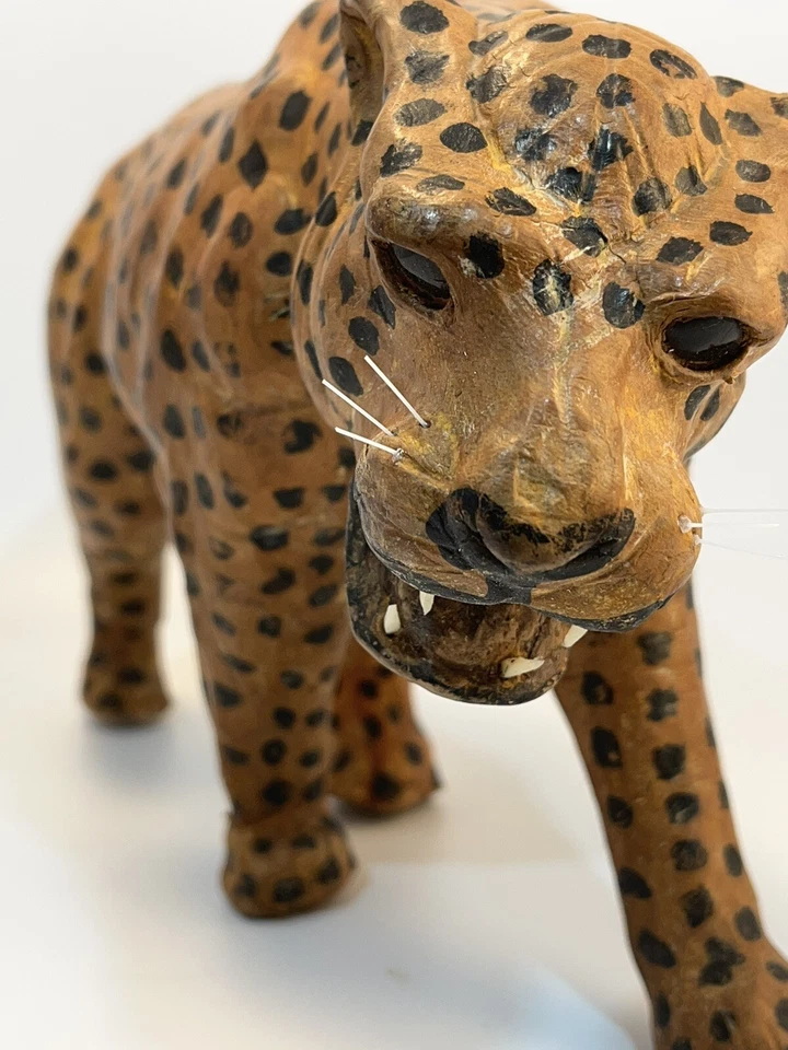 Figura hecha a mano vintage de 12 pulgadas con estatua envuelta en cuero de leopardo de guepardo de leopardo Foto 4 de 4