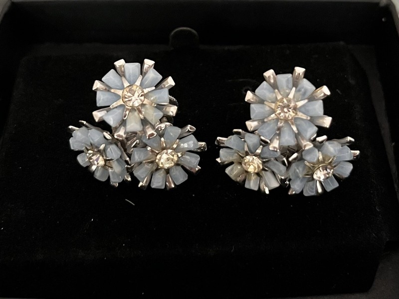 Vintage Light/Sky Blue Flower and Rhinestone Screwback Earrings EUC