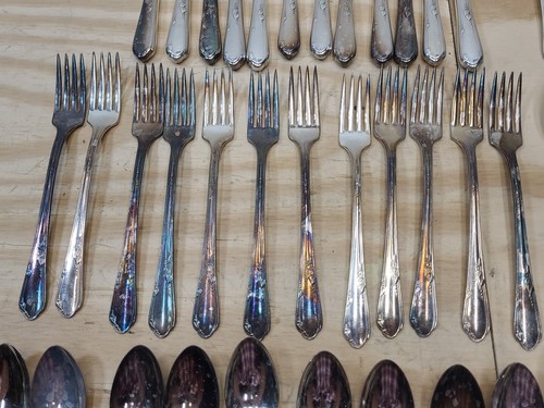 William A. Roger’s AI Plus Oneida LYD. 60 Pc Stainless Service Set - Picture 7 of 22