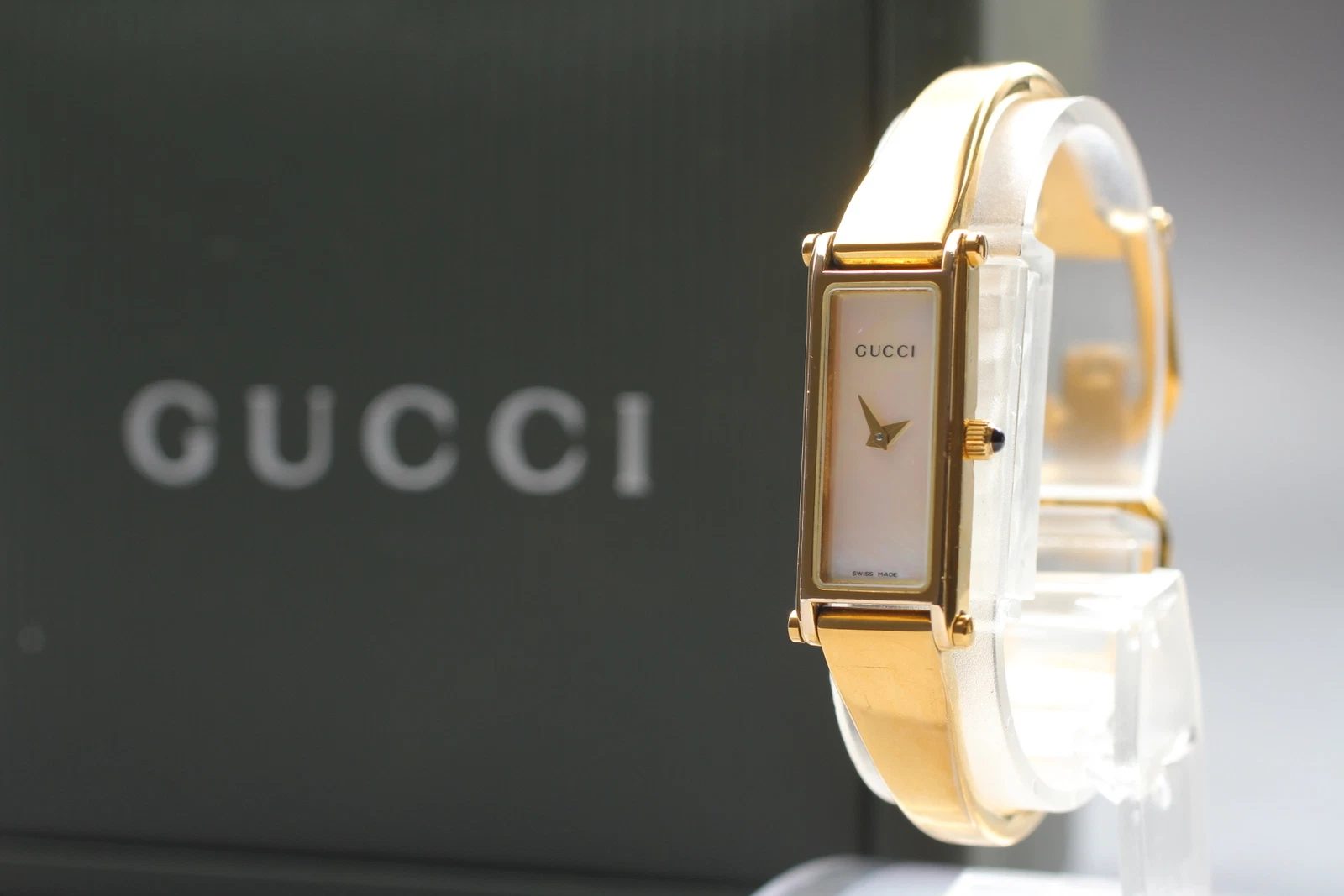 avec boite [presque comme neuve] Montre femme Gucci 1500L coquille dorée carré quartz du Japon