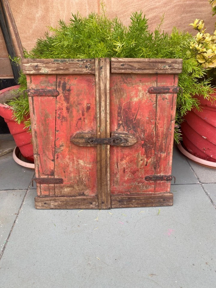 Antigua puerta de ventana de casa antigua roja rústica hecha a mano original de madera antigua del siglo XVIII Foto 2 de 4