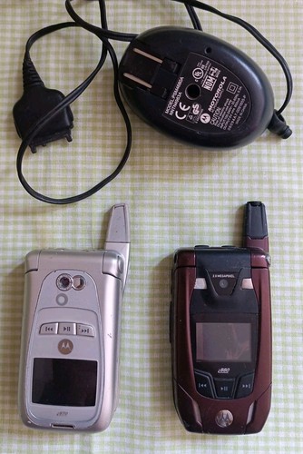 Motorola i880 and i870 Vintage Flip Phones With Charger - For Parts /465