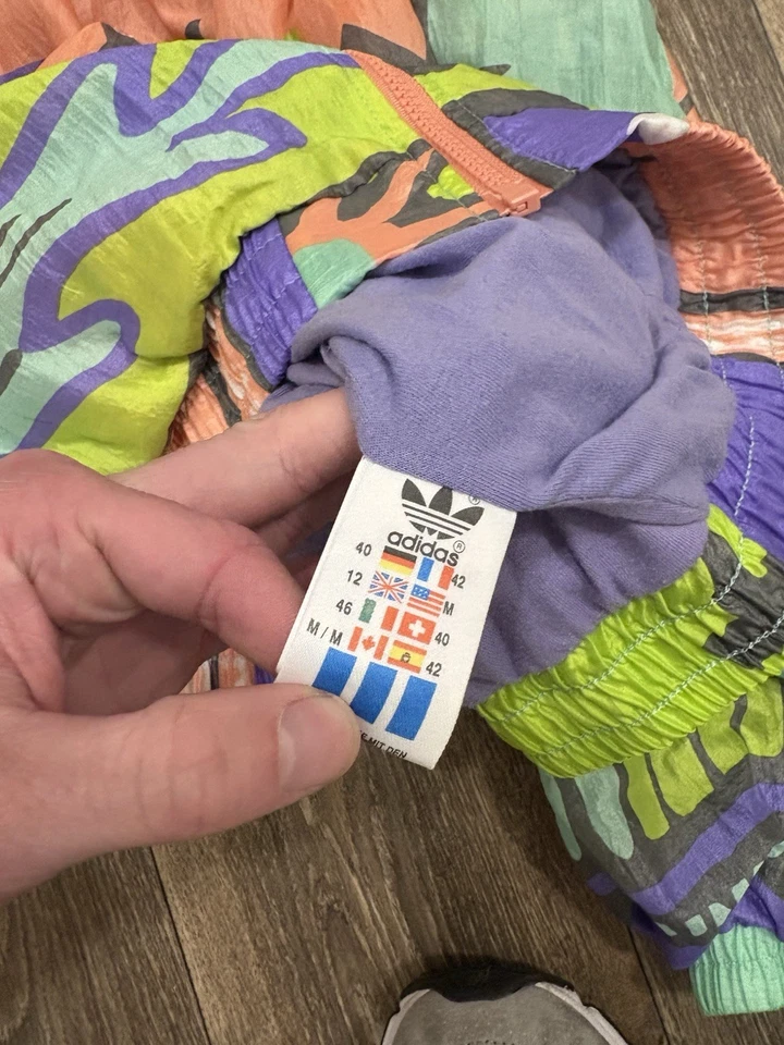 Chaqueta cortavientos vintage años 80 Adidas patrón floral multicolor rara deportiva EE. UU. M Foto 3 de 4