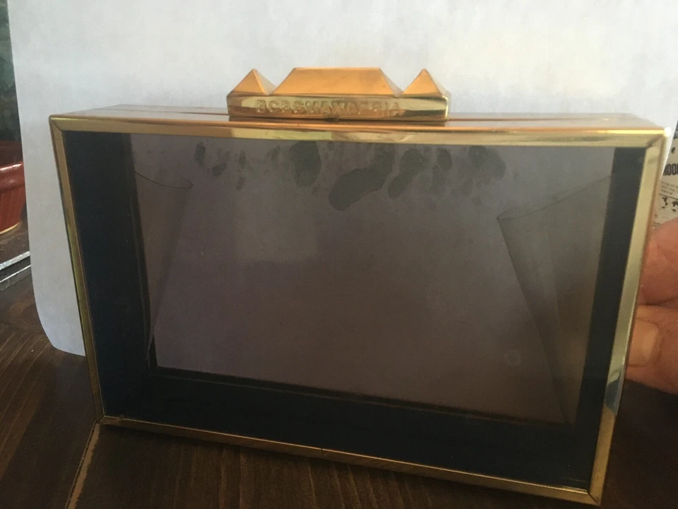 Bolso de Mano bcbgmaxazria Alessandra Caja Transparente con Acentos Tono Dorado 7 x 4 x 1.5 " Foto 2 de 4