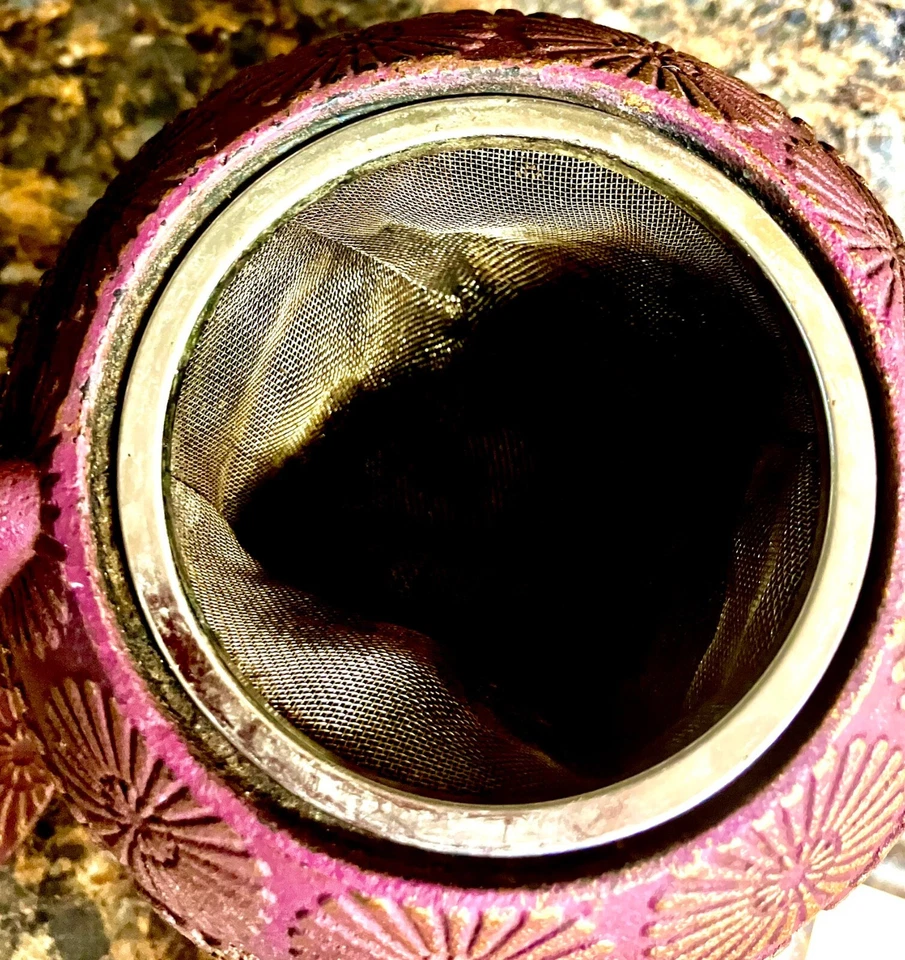 Tetera de hierro fundido ciruela con patrón floral dorado Sunburst Foto 3 de 4