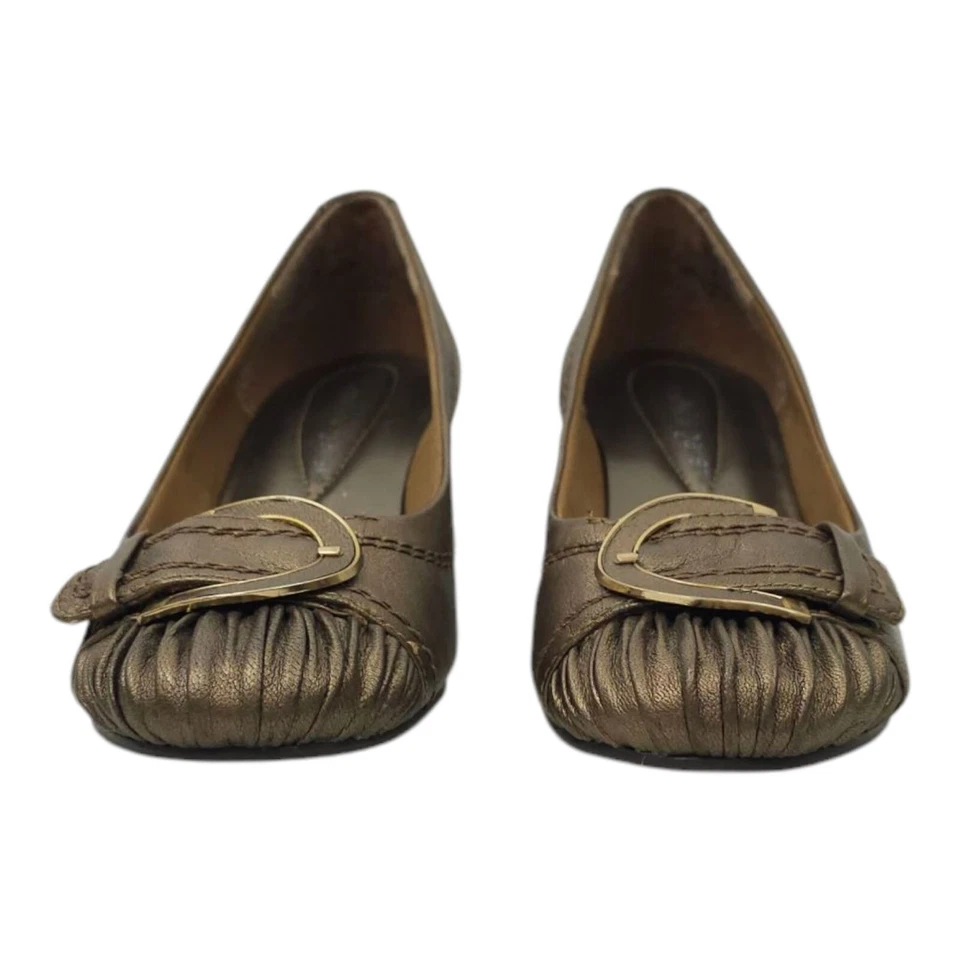 Sapato Feminino Andrew Geller Ocean Couro 6M Dourado Cobre Fivela de Salto Cunha - Imagem 3 de 4