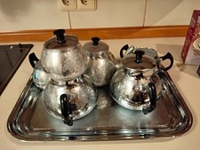 Versilbertes Kaffee-/Teeservice mit Tablett, 3 Kannen, Milch & Zucker, Griffe