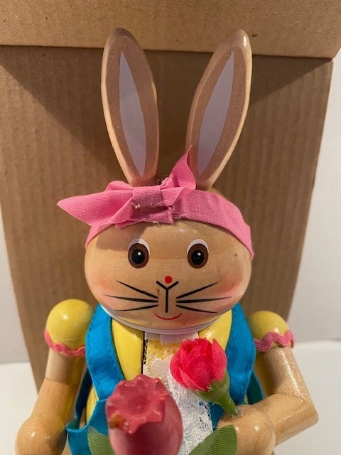 Quebra-Nozes Coelho World Market Novo na Caixa - Imagem 2 de 4