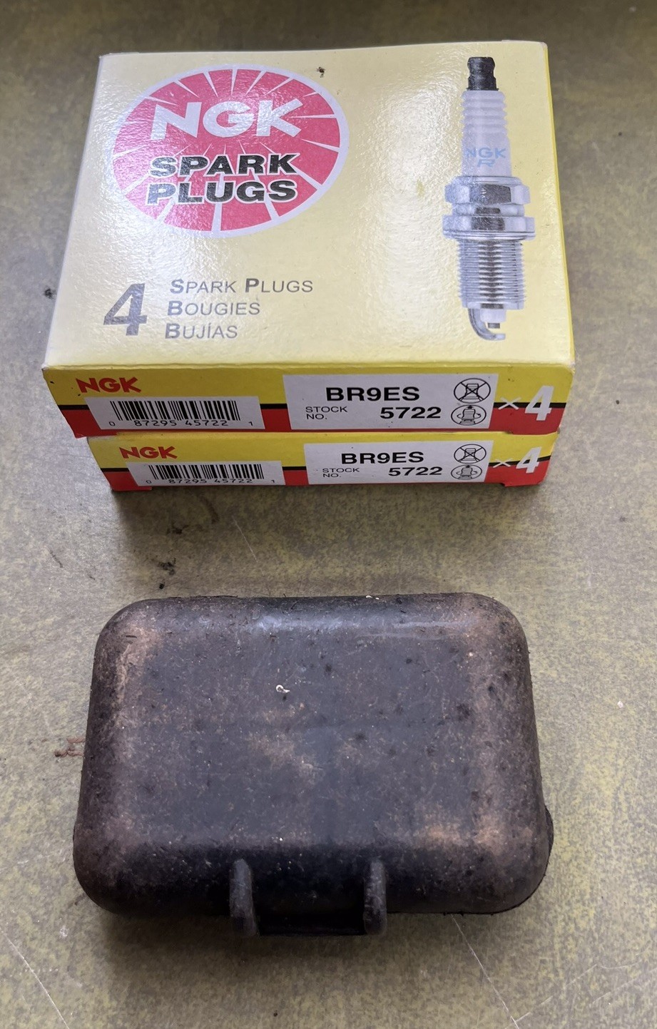 8 Brand New Ngk Spark Plugs 5722  W/  Twin Plug Caddy Case  BR9ES 2 4 Pack