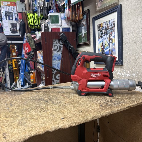 Milwaukee 2646-20 Grease Gun M18 Cordless 2-Speed Lock N Lube Coupler Tool Only