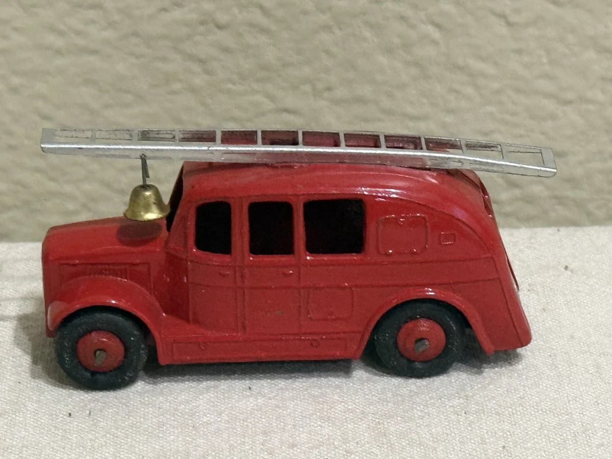 Dinky Toys - 1:43 - Volkswagen de luxe /Airport fire tender - Catawiki