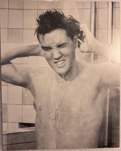 Elvis Aaron Presley In The Shower Dog Tags Huge Oversize Postcard 8 X 10 - Afbeelding 1 van 4
