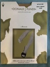 Donald J Pliner Alta Moda 1501 II-M Ultra Sheer Control Top Pantyhose  Toe Thong