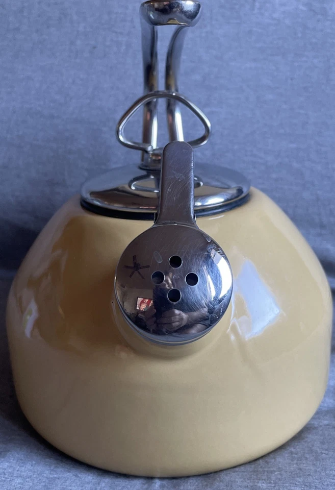 Tetera clásica Chantal de 1,8 qt esmaltada sobre acero - amarilla caléndula Foto 2 de 4