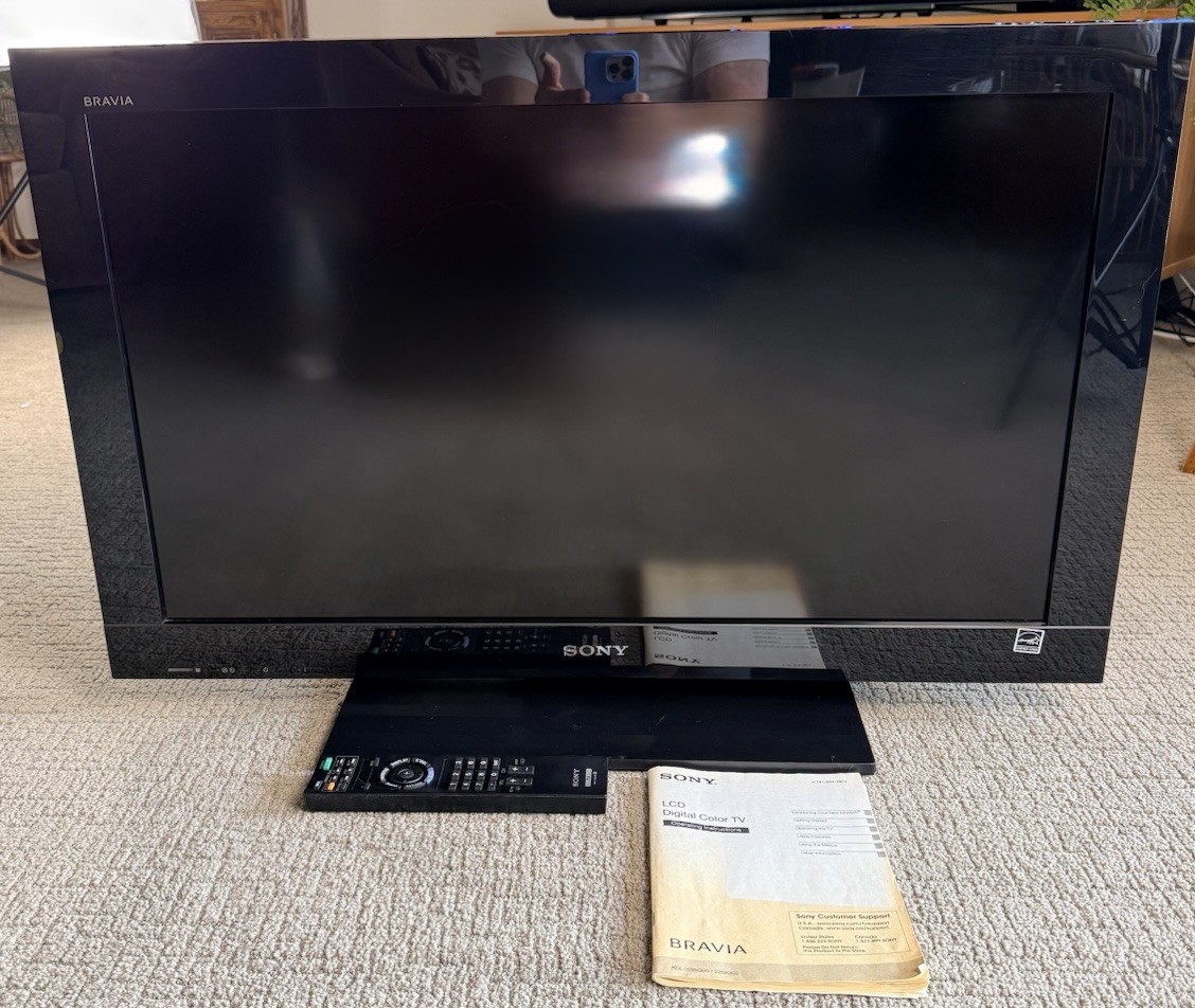Sony Bravia 32 Inch LCD TV Model KDL-32BX300 Tested W/Original