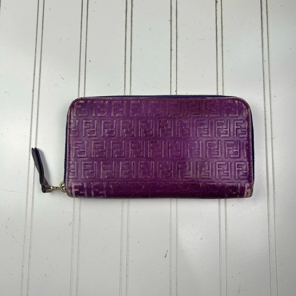 Bolso sin asas de cuero Fendi vintage púrpura con logotipo en relieve Foto 2 de 4