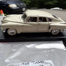 Road Legends 1:18 1948 TUCKER White Diecast American Car Model