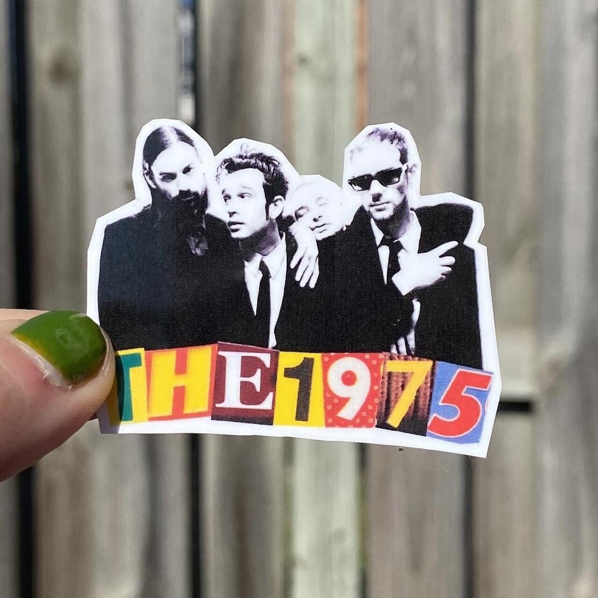 The 1975 公式　ステッカー　バッジが Amazon | THE 1975 ステッカー | シール・ステッカー | おもちゃ