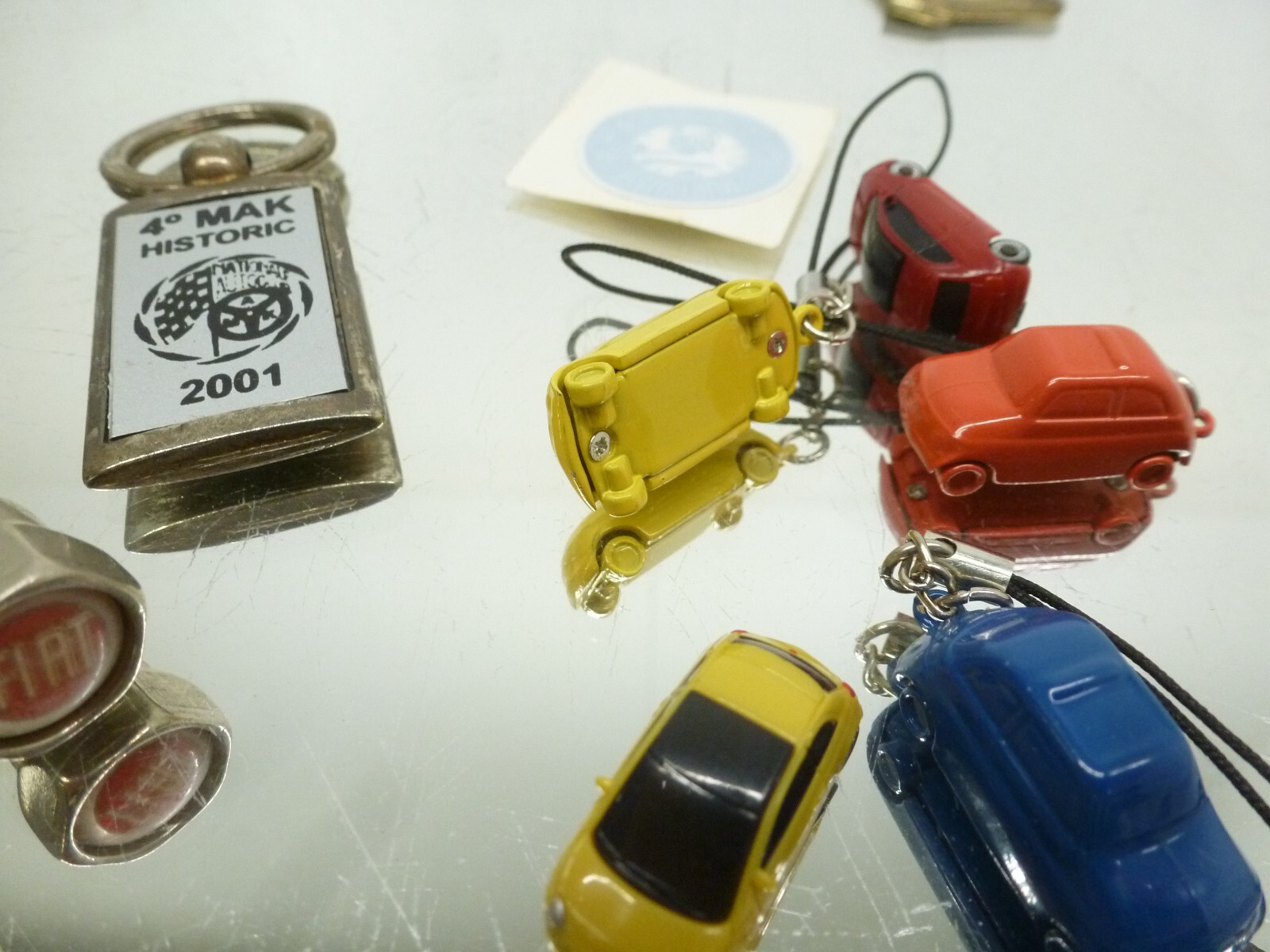 Foto 12 van FIAT 500 MERCHANDISE COIN+PENS+MODELS+KEYCHAIN+VALVE CAPS+ENGINE MODEL - IN BOX
