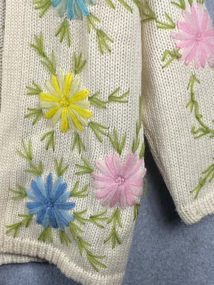 Cárdigan de lana vintage para mujer mediano marfil bordado a mano hilo pastel flores Foto 3 de 4