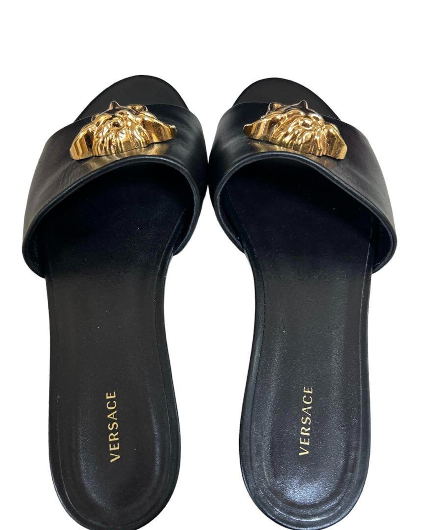 【Versace】メドゥーサ ゴールド スライダー サンダル VERSACE Big Gold Medusa Hardware Accent Mules Sandals Women