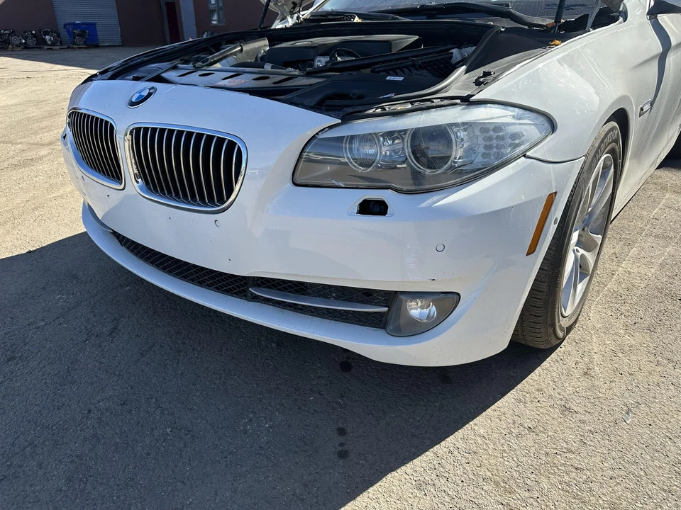 Used Front Bumper Assembly Front fits: 2012 Bmw 528I w/o M-aerodynamic package w Foto 4 de 4