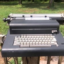 Olivetti Lexikon 94c Typewriter Needs Repairs thumbnail