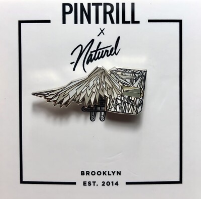 Broche (Pin) PINTRILL X NATUREL - Design Argent Comptant $ € £ Avec Ailes - Émail - Neuve Avec étiquette