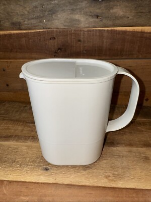 Vintage Tupperware Almond  1 Quart Refrigerator Jug Pitcher #1529-5 with Lid