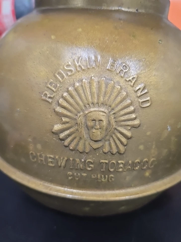 Tapón de corte de tabaco para masticar marca Redskin de colección escupitaja de latón de 10" de alto Foto 3 de 3