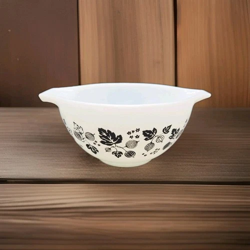 Pyrex Gooseberry Cinderella Bowl 1 1/2 pt. #441 Black & White EUC EXCELLENT