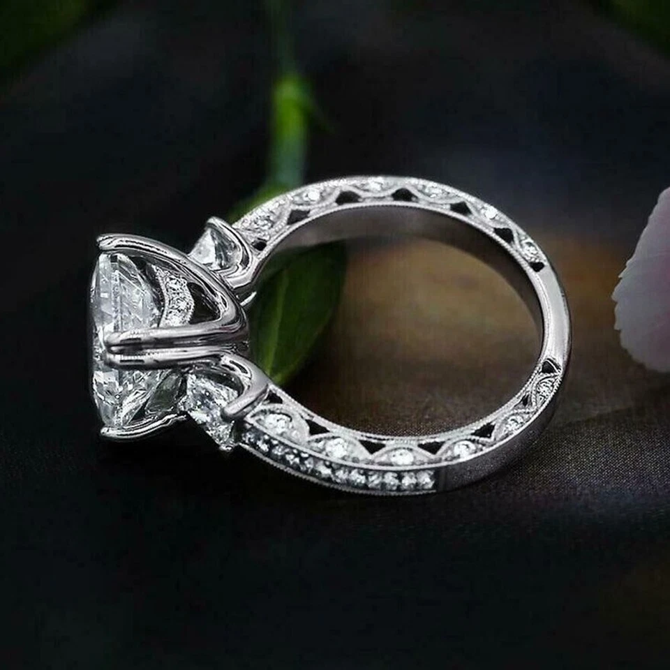 Anillo de compromiso de tres piedras Princesa Moissanita enchapado en oro blanco de 14K 3,39 TCW Foto 4 de 4