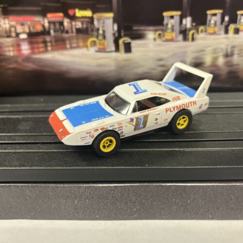 AUTO WORLD '70 PLYMOUTH SUPERBIRD #1 W/R/B ROGER MCCLUSKY HO SLOT CAR - Picture 1 of 9