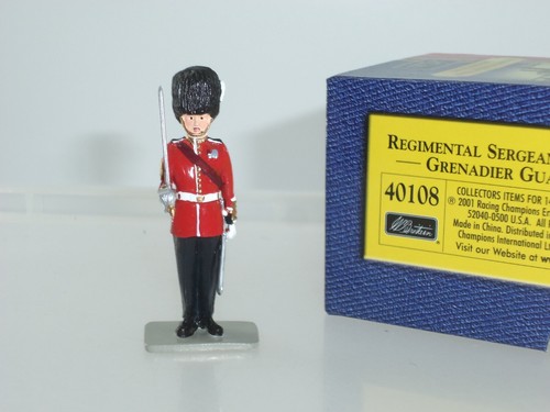 BRITAINS 40108 GRENADIER GUARDS REGIMENT SERGEANT MAJOR STEHEND MIT SCHWERT - Bild 1 von 2