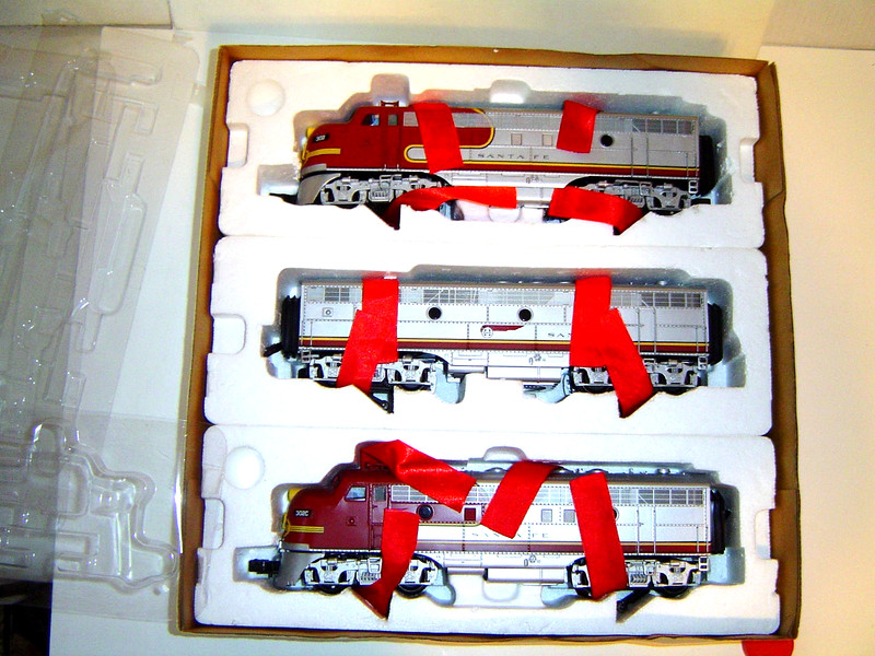 DIESEL ENGINES LOCOMOTIVES O scale Santa Fe K Line 13" long Red Silver NEAR MINT