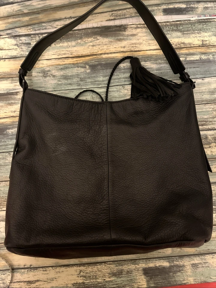Bolso de hombro Hobo magnético con borlas de cuero granulado negro para mujer Margot Foto 2 de 4