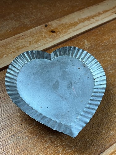 Portacandele in metallo a forma di cuore country con piedi in latta riproduzione vintage - 1 e - Foto 1 di 5